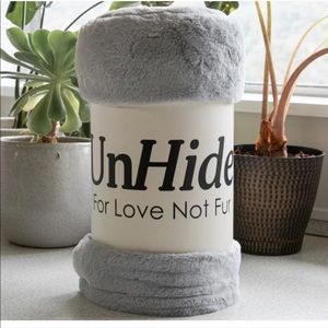 UnHide Faux Fur Blanket NWT (MSRP $65)